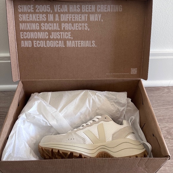 Veja Sneakers - Picture 2 of 3